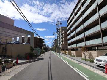 敷地南側の前面道路(東側から)