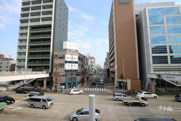 敷地南側の前面道路。マンションは大きな交差点に位置しています。