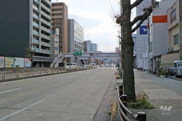 敷地西側の前面道路。３車線のバス通りです。