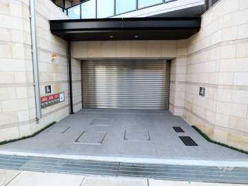 駐車場出入口（シャッター付き）