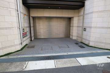 駐車場出入口（シャッターゲート付き）