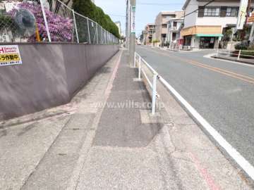 敷地東側の前面道路