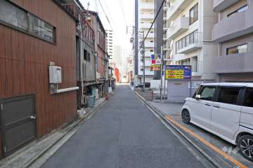 敷地北側の前面道路（西側から）