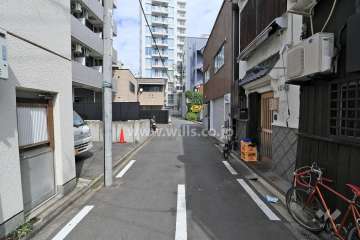 敷地東側の前面道路（南側から）