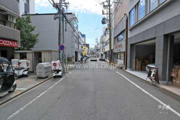 敷地西側の前面道路（北側から）