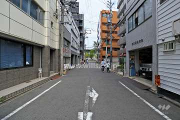 敷地西側の前面道路（南側から）