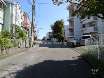 Ｄ棟北側道路(西側から)