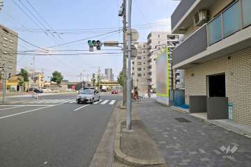 敷地北東側の前面道路は国道153号線です。