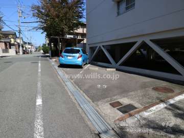 Ｅ棟西側にある敷地内駐車場