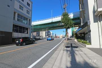 敷地西側の前面道路（南側から）