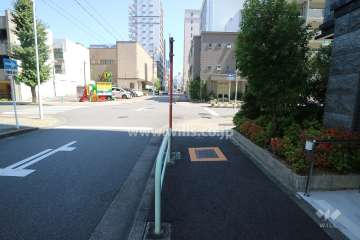 敷地の北側前面道路（西側から）
