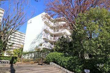 千代が丘団地112号棟の外観（南西側から）及び敷地入り口