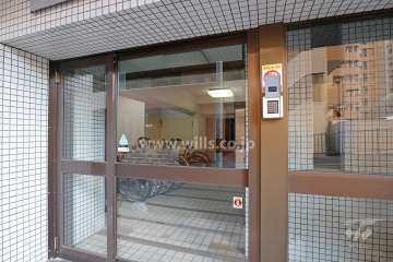 エントランスはオートロック付きです。