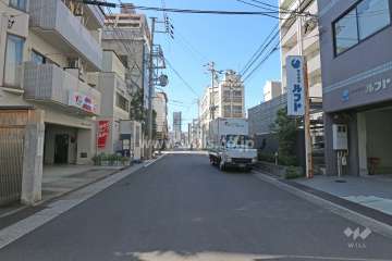 敷地東側の前面道路（北側から）