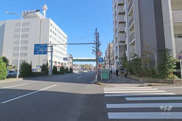 敷地西側の前面道路（南側から）