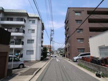 敷地東側の前面道路（南側から）