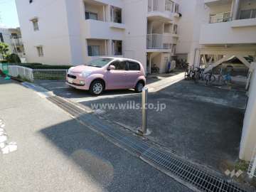 Ｆ棟北側の敷地内駐車場