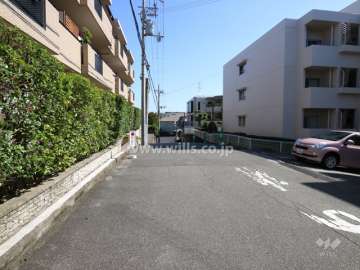 Ｆ棟北側道路(西側から)