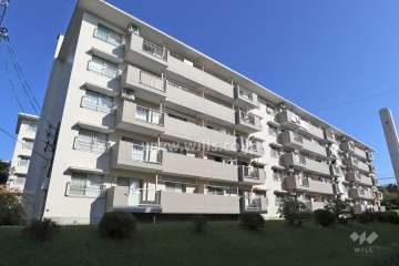 西一団地１３号棟の外観（南側から）