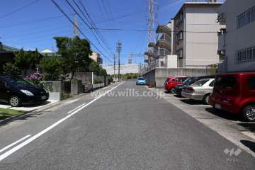 敷地北側の前面道路（西側から）