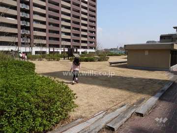 駐車場上部にある屋上庭園。庭園に面して集会所があります。