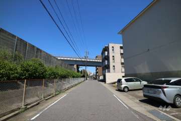 敷地の南西側前面道路（南東側から）