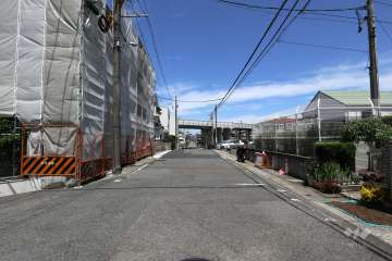 敷地北東側の前面道路（南東側から）