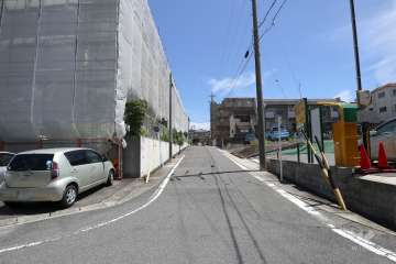 敷地南側の前面道路（西側から）