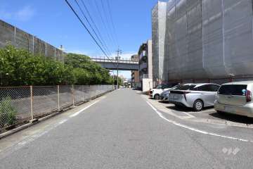 敷地西側の前面道路（南側から）