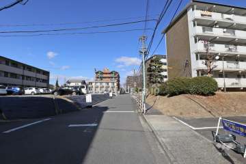 敷地西側の前面道路（南側から）