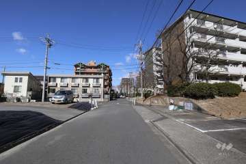 敷地西側の前面道路（南側から）