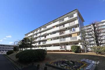 藤の木団地4号棟の外観（南東側から）