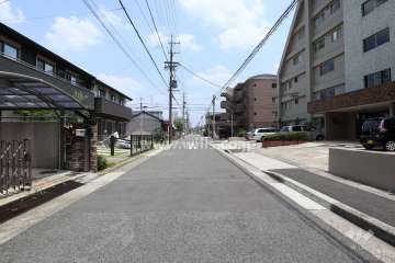 敷地北側の前面道路（西側から）