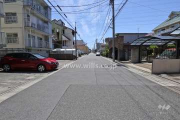 敷地北西側の前面道路（北東側から）
