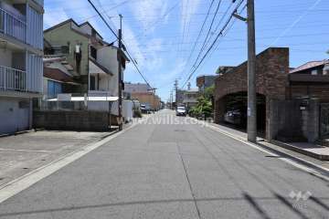 敷地北西側の前面道路（北東側から）