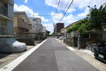 敷地北側の前面道路。（東側から）