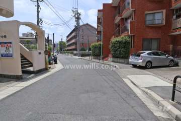 敷地南側の前面道路（東側から）