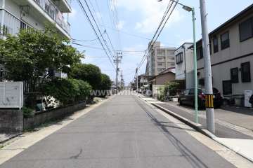 敷地南側の前面道路（西側から）