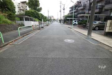 敷地東側の前面道路（北側から）