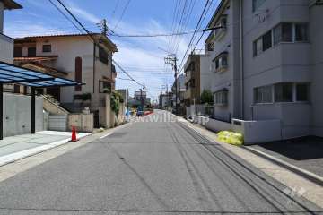 敷地東側の前面道路（北側から）