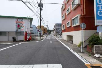 敷地西側の前面道路（北側から）