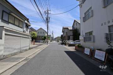 敷地東側の前面道路（北側から）