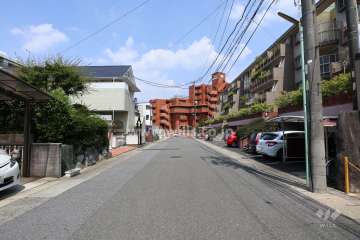 敷地北側の前面道路（西側から）