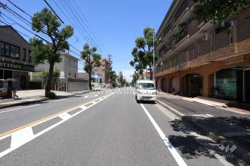 敷地南西側の前面道路（南東側から）