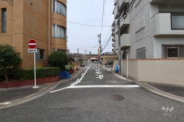 敷地北東側の前面道路（南東側から）