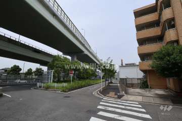 敷地の南側には名古屋高速２号東山線が走っています。