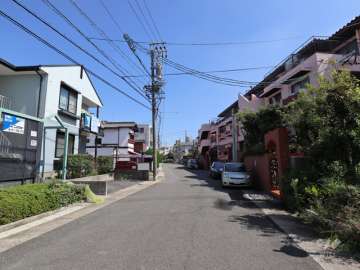 敷地の北側前面道路（西側から）