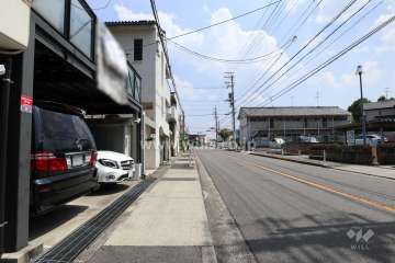 敷地西側の前面道路（北側から）