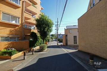 敷地西側の前面道路