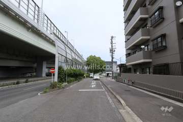敷地西側の前面道路（南側から）